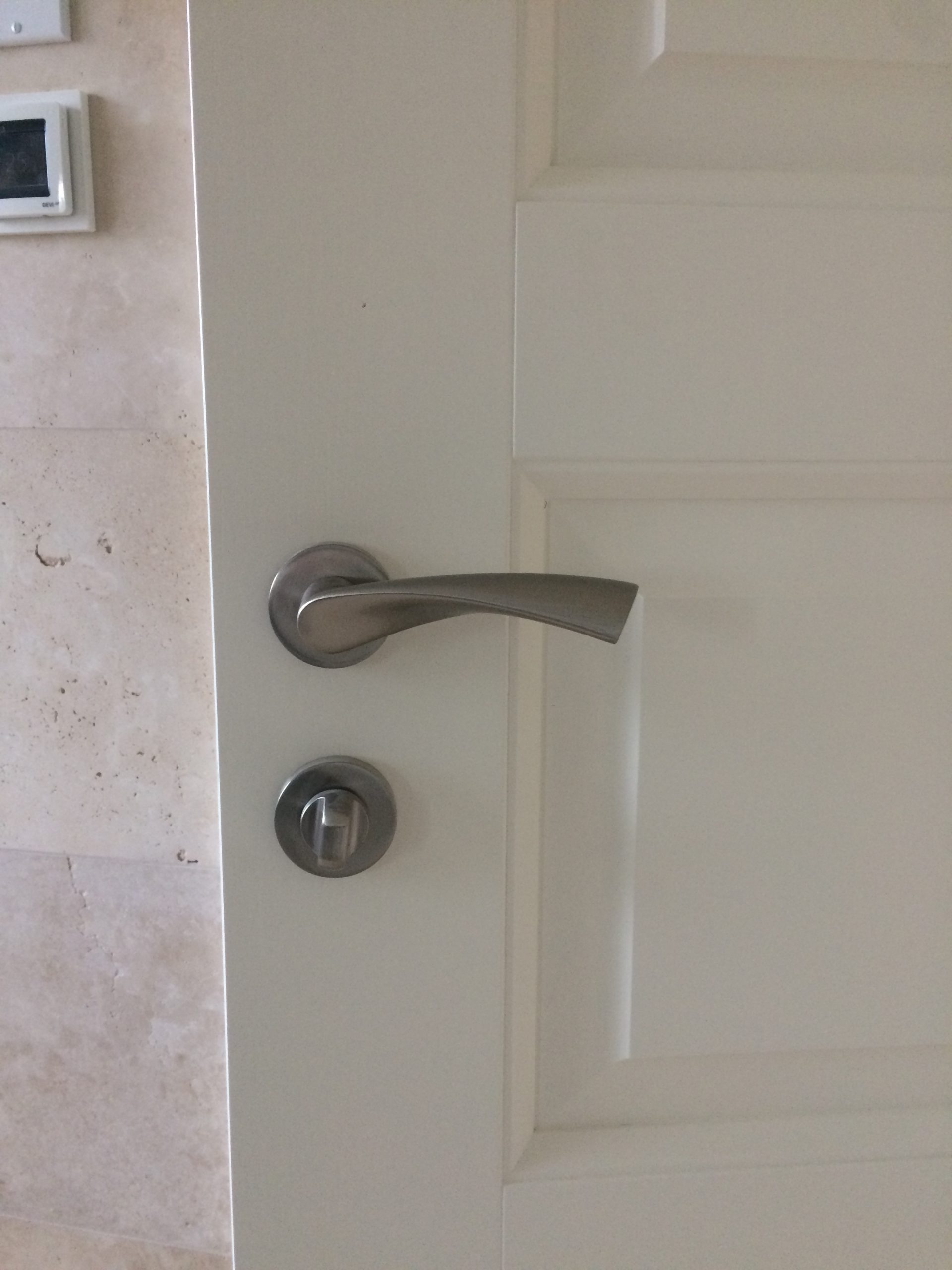 srebrna klamka do drzwi